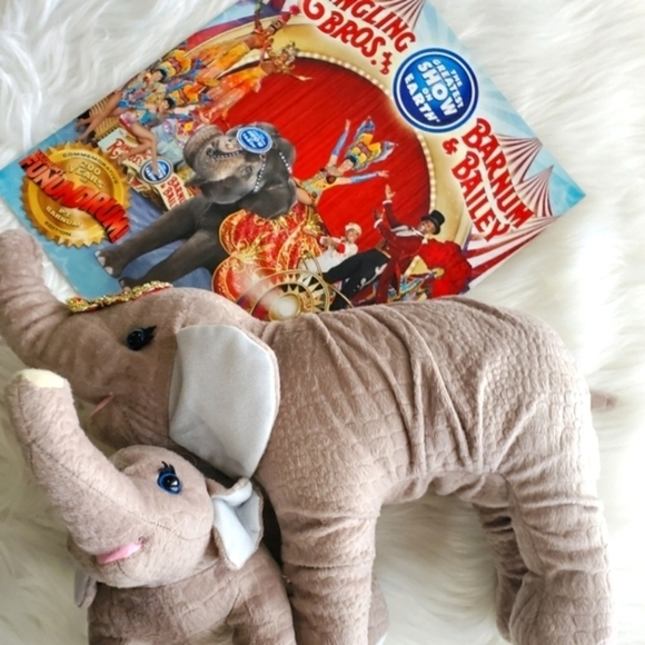 Barnum & Bailey Ringling Bros Circus Stuffed Plush Mother & Baby Elephant W Book - Picture 1 of 12